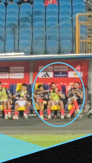 نقاش بين كهربا وأفشة على دكة بدلاء الأهلي.. وضحك السولية 